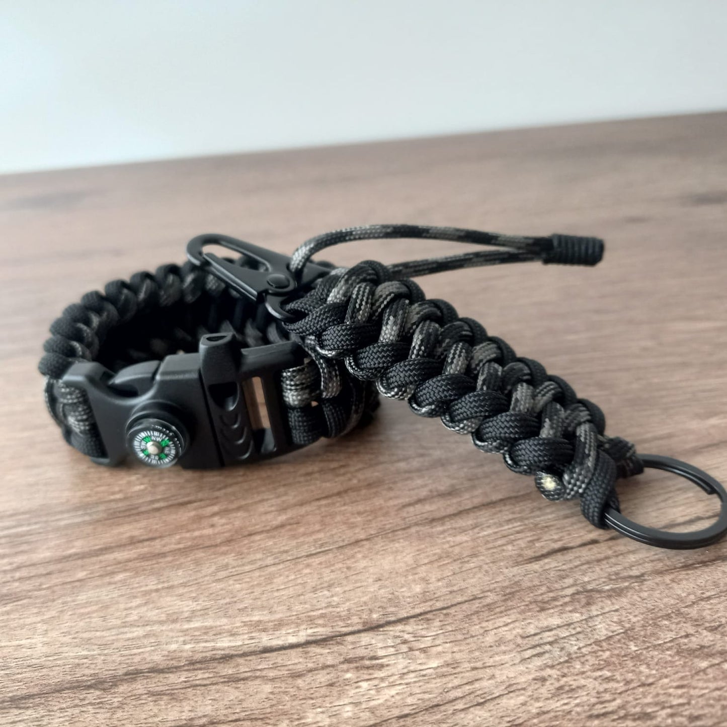 Pack Camo Black Pulsera de Supervivencia mas Llavero con Mosqueton